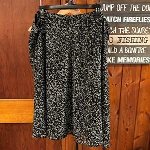 Jaclyn Smith Skirt Size 2x Lines Gray Black Abstract Floral leaf